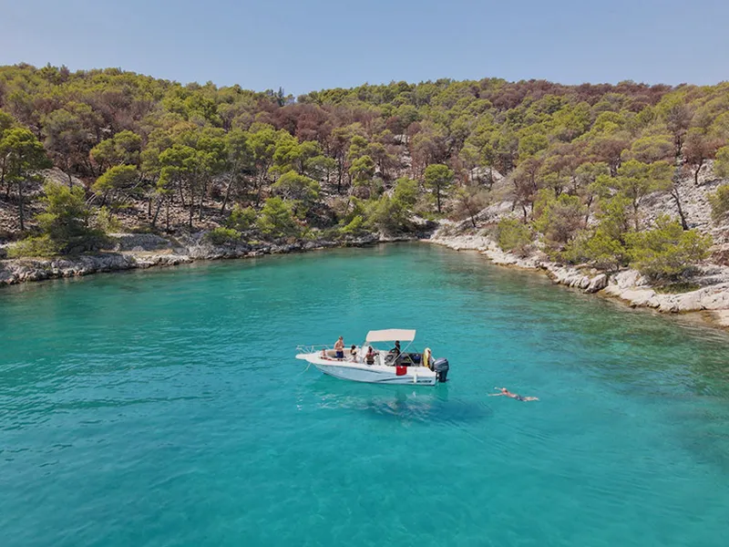 alquiler de barco sin licencia en Santa Eulària des Riu, Baleares