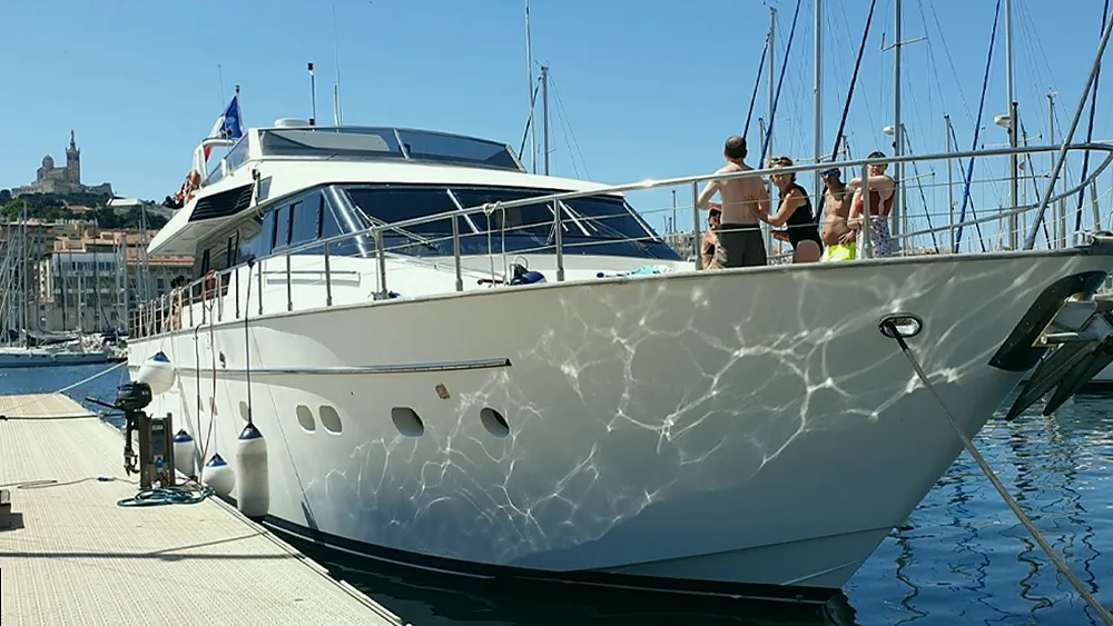 Familia disfrutando de un alquiler de barco en Santa Eulària des Riu